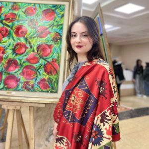 Qırmızı Tonlarda Xalça Motivli İpək Kəlağayı – Ənənəvi Ruh, Müasir Tərz