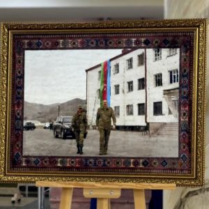 Ali Baş Komandanın Zəfər Ziyarəti – Qəhrəmanlıq Ruhunu Daşıyan Xalça
