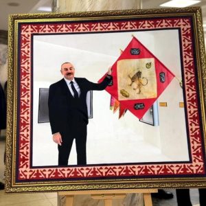 Prezident və Tarixi Bayraq – Şərəf və İrsi Simvolizə Edən Xalça