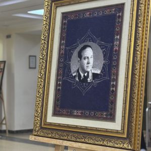 Qəhrəmanlıq və Xatirə – Portretli Rəsmi Xalça Kompozisiyası