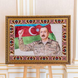 Zəfər Salamı – Ali Baş Komandanın Qürur Dolu Anı Xalça Üzərində